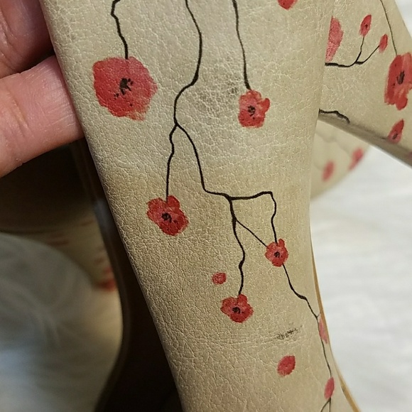 Women's Beige Pumps with Artistic Design - Picture 4 of 8